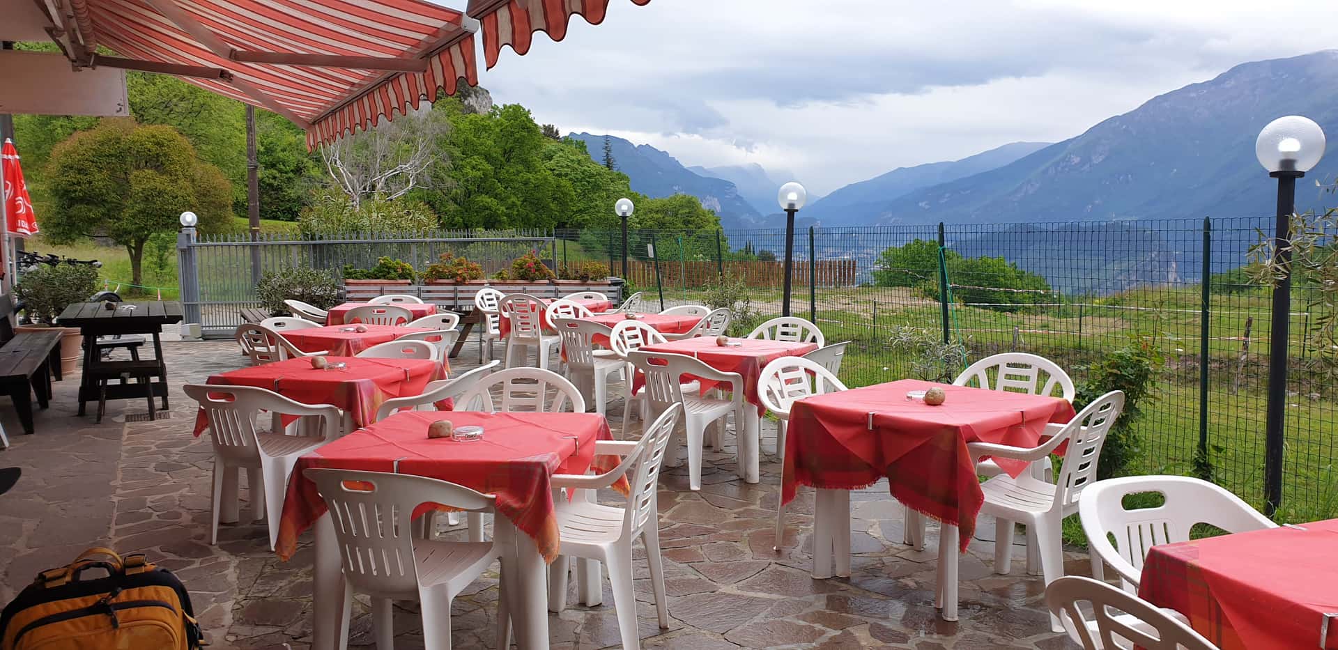 Ristorante Rosalpina Parcheggio gratuito per il tempo di mangiare bere e rilassarsi. A pagamento TUTTO IL RESTANTE TEMPO. - Ristorante a Riva del Garda