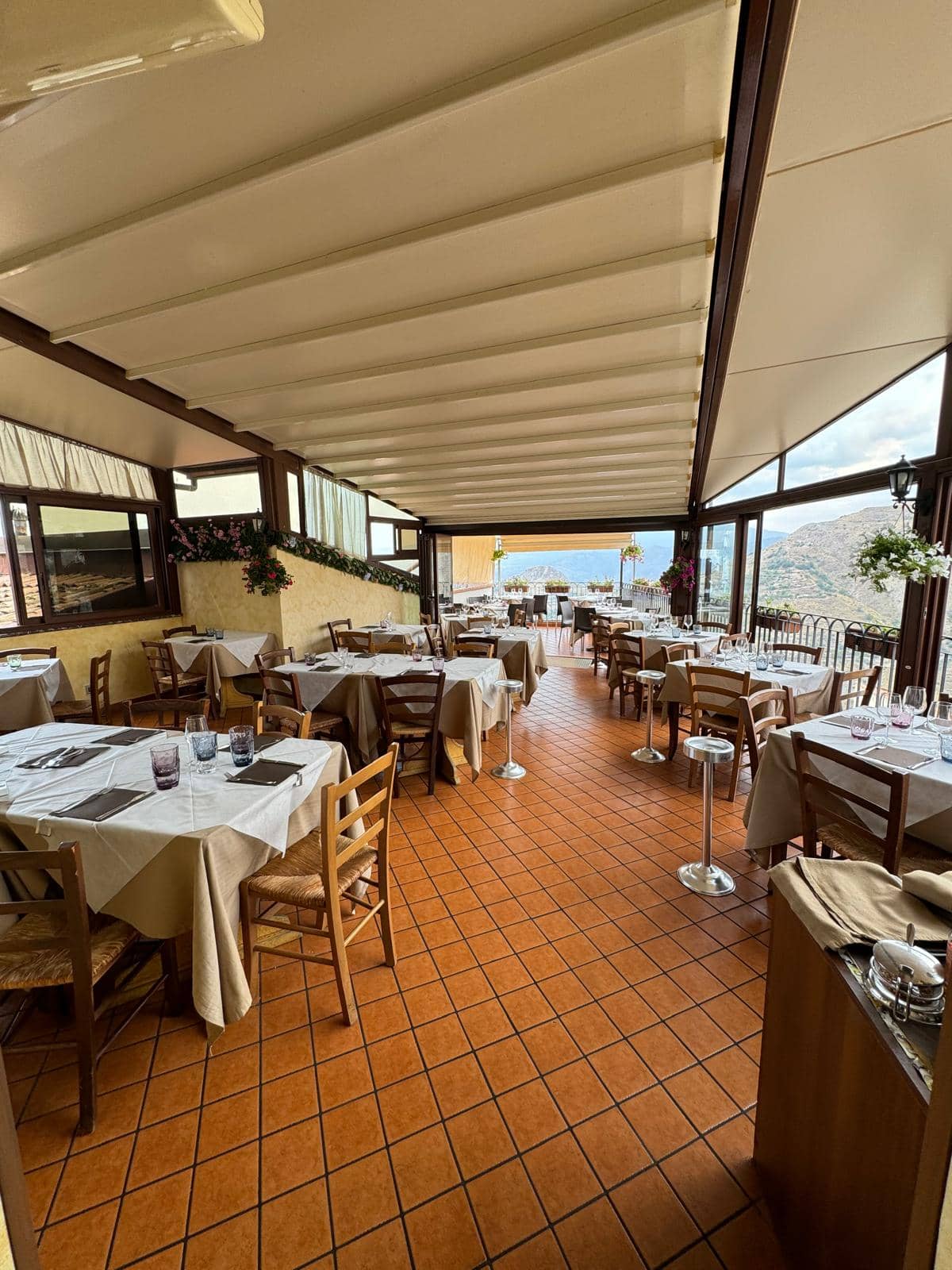 Immagine di copertina del ristorante La Taverna Dell'Etna