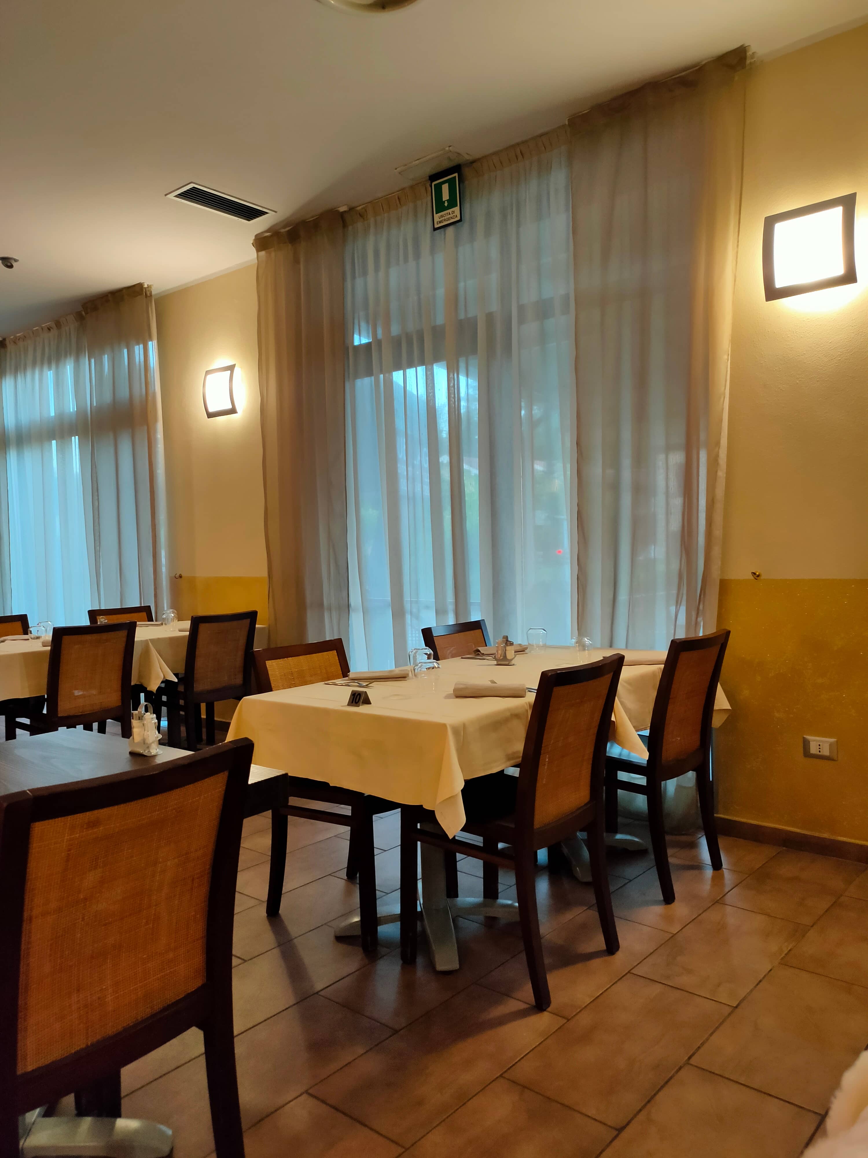 Immagine di copertina del ristorante DUE LAGHI RISTORANTE &amp; PIZZERIA