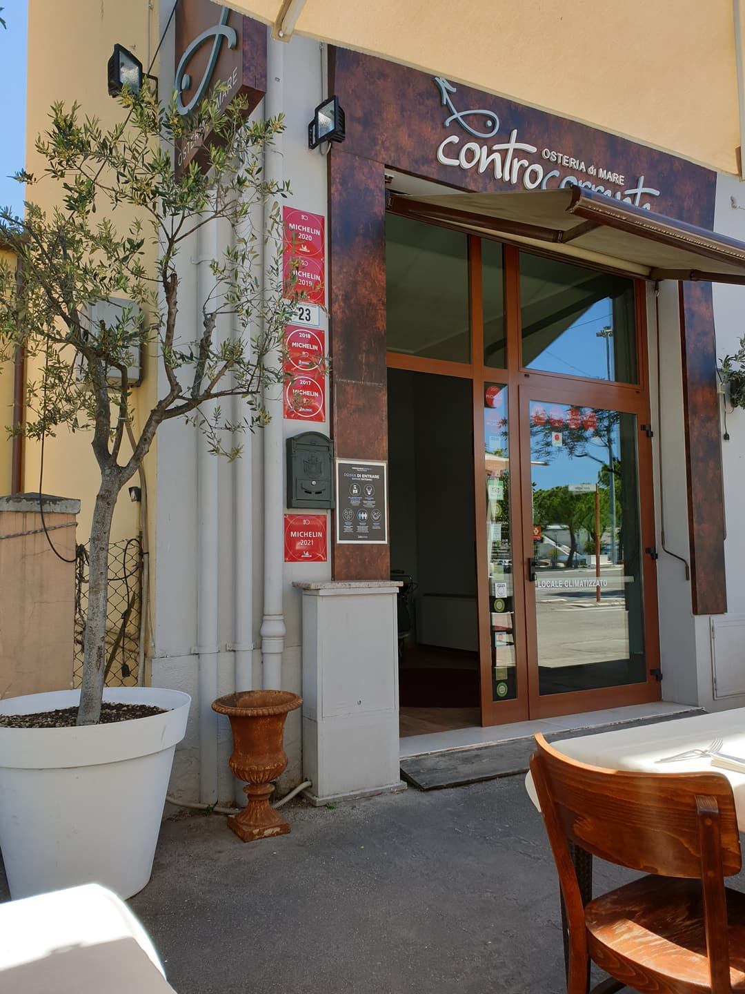 Immagine di copertina del ristorante Controcorrente Osteria di Mare