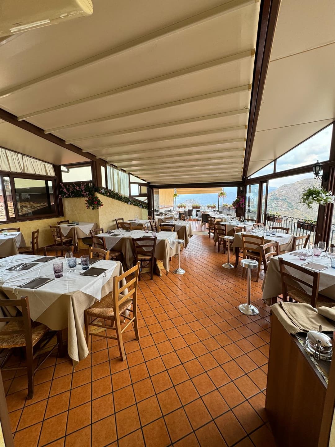 Immagine di copertina del ristorante La Taverna Dell'Etna